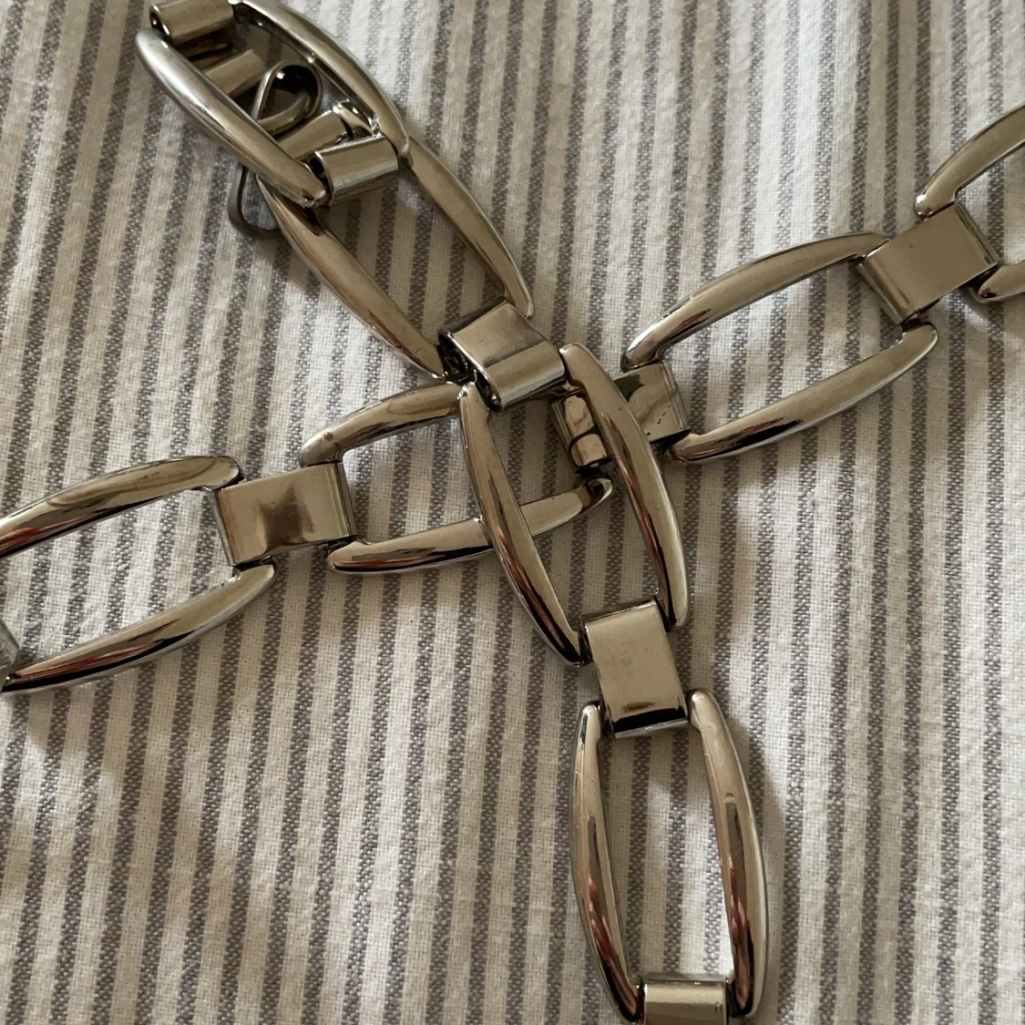 Silvrigt skärp  - 90