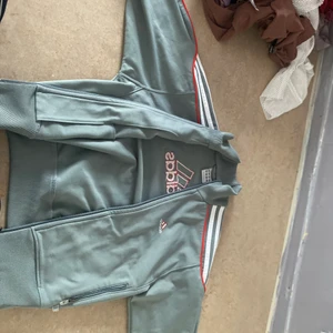 En flis - En addidas kofta som inte psssr mig helt, sitter lite för tajt, men den ser bra ut och skulle passa mig perfekt om den inte va så liten