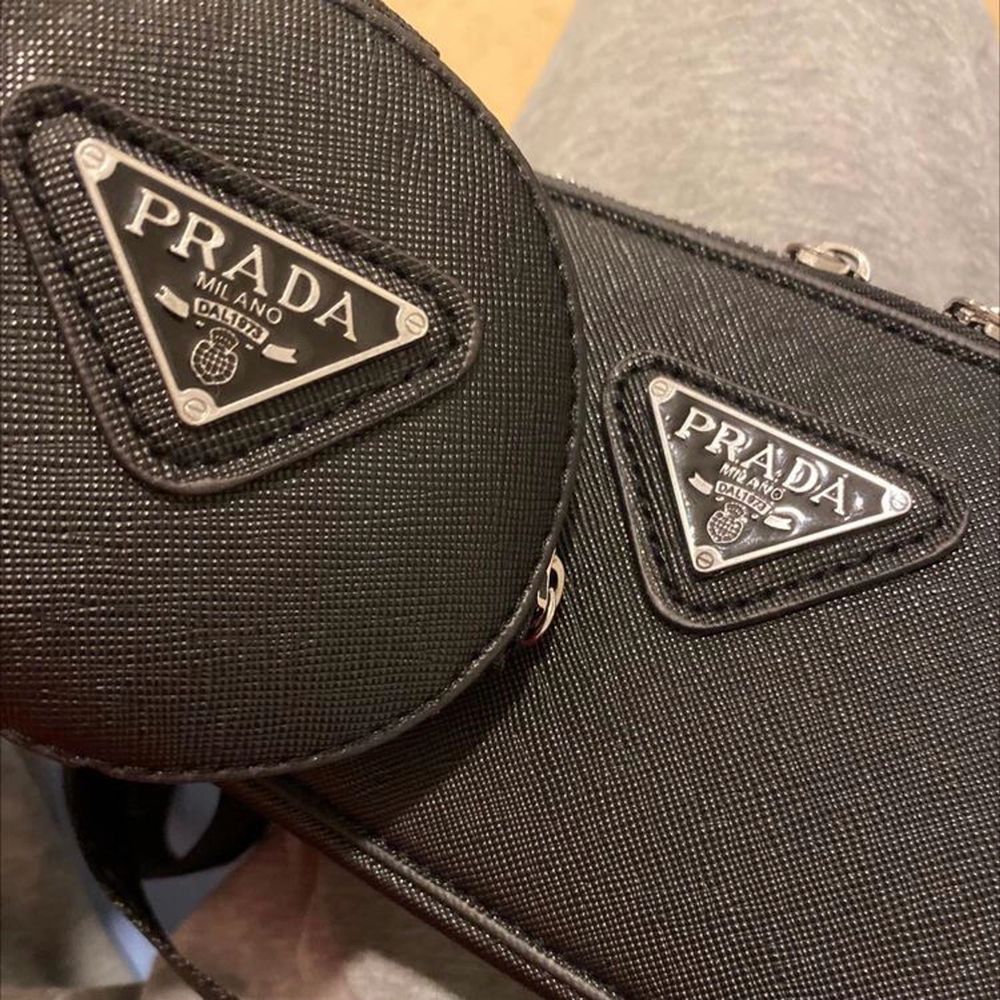 Prada axelväska till damer. AAA+ kopia där det är näst intill omöjligt att upptäcka att det är en kopia. Väskan är påväg in i lager och beräknas finnas i lager inom 14 dagar (ca 25/5). Väskan garanteras vara av toppkvalitet då vi endast handlar med varor av högsta kvalitet. För att snabbare få svar så går det bra att skicka iväg ett sms till nr 0762712031. Väskor.