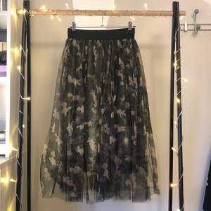 Jättesöt och cool kjol från Molly Bracken som passar alla från runt 160-175 cm. Kjolen har en mossgrön innerkjol och en överkjol i camoflagefärgad tyll. Köptes för ca 2,5 år sedan men har använts 3 gånger. Kjolen har också stretchig och glittrig resår i midjan. Pris kan diskuteras och köparen står för frakt💓