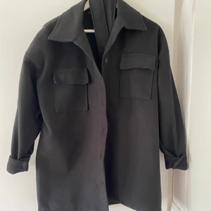 Svart kappa - Säljer min svarta kappa från boohoo, den har använt 1 gång och säljer denna för kände att de var inte riktigt min stil. Den är Oversize så man kan ha den som en S , tillkommer ett skärp till.