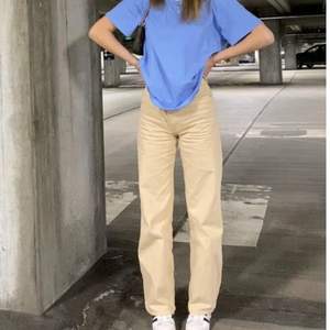 Säljer dessa trendiga beiga Yoko Jeans från Monki. Köpta för 400kr. Lite fläckar längst ner av byxbenet som du kan se på andra bilden. Kontakta privat för flera frågor 😊 Pris kan diskuteras. Köparen står för frakt