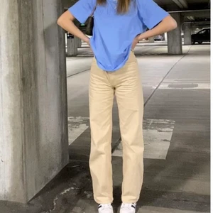 Yoko Jeans - Säljer dessa trendiga beiga Yoko Jeans från Monki. Köpta för 400kr. Lite fläckar längst ner av byxbenet som du kan se på andra bilden. Kontakta privat för flera frågor 😊 Pris kan diskuteras. Köparen står för frakt