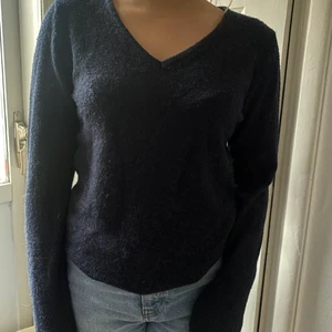 Stickad tröja - Fin stickad tröja med v-rigning 