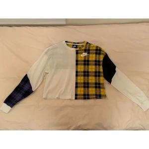 Rutig Nike tröja - Jättesnygg oversized tröja från Nike i bra skick. 