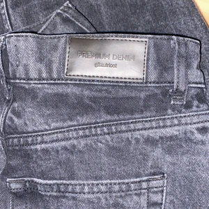 90s jeans  - Gina tricot 90s jeans svarta. Storlek 32. Avklippta