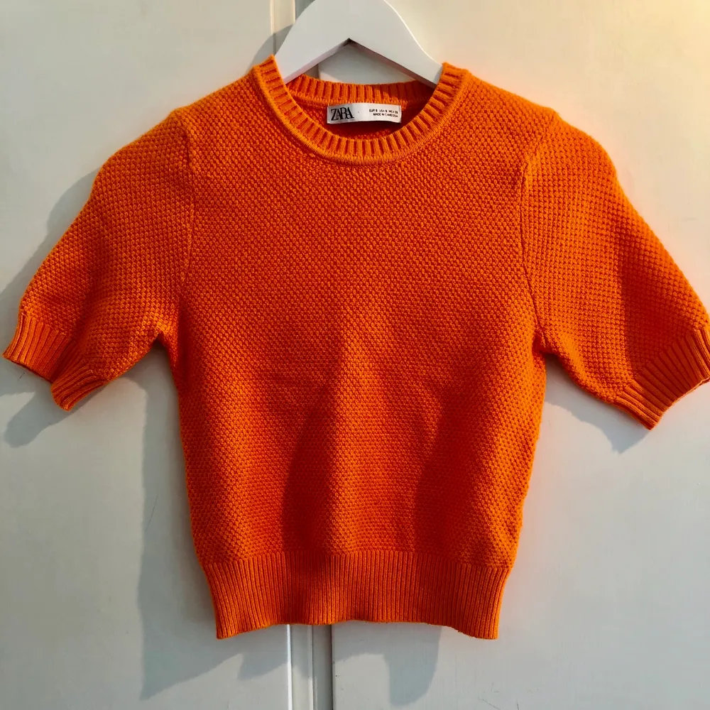 Jättefin orange stickad t-shirt från Zara🧡 Använd endast två gånger. Storlek: S men passar även XS och M då tyget är stretchigt. . T-shirts.