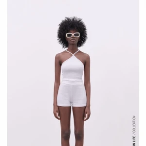 Vitt korsat Zara linne - Ett vitt trendigt jätte snyggt korsat linne från zara helt oanvänt med lappen kvar storlek s men passar xs också