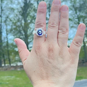 HANDGJORD RING - En handgjord ring av pärlor med en fint pärlöga i mitten. Super fin till allt och passar bra till sommaren. Söljs för 30kr ❤️ 