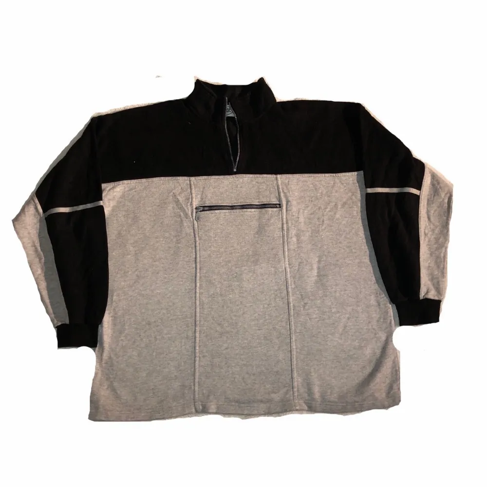 En 80-tals inspirerad sweatshirt med ett coolt lila tryck på ryggen samt svart och grått tjockt tyg perfekt till vår, sommar eller höst. . Hoodies.