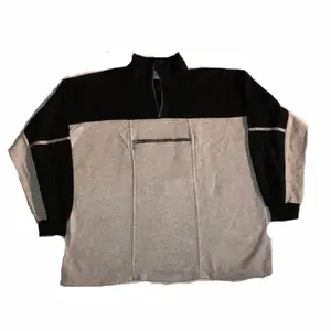 En 80-tals inspirerad sweatshirt med ett coolt lila tryck på ryggen samt svart och grått tjockt tyg perfekt till vår, sommar eller höst. 