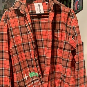 Skjorta  - Snygg orange skjorta med coolt tryck på baksidan! Är i bra skick. Slutsåld! Köptes fö 343kr säljs för 200kr✨