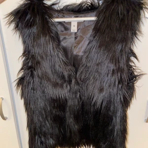 Svart päls väst M - Knappt använd. 