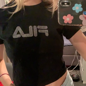 T-shirt - Fin topp med glittriga bokstäver! knappt använd och är i bra skick. Slutsåld! köpt för 349kr säljs för 150kr✨