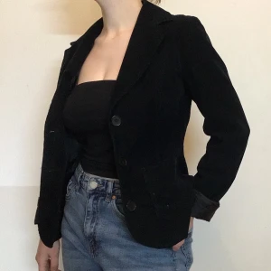 Trendig manchesterkavaj  - Trendig svart kavaj i manchester. Passar till vardags och även till finare tillfällen!  Storlek 36. 