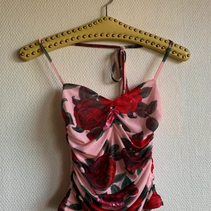 NA-KD halterneck mesh topp med rosor - NA-KD halterneck mesh topp med rosor Storlek: märkt XS, stretchig!  Material: Polyester/ Elastan   Skick: använd ett fåtal gånger, hittar inget att anmärka på.  Pris: 200kr (ink. frakt spårbart till brevlåda PostNord 51kr)