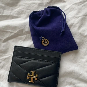Tory Burch korthållare  - Säljer denna Toryburch korthållare som inte kommer till användning för mig då jag har en annan. Aldrig använt. Köpt på Fearfetch för 1298kr 