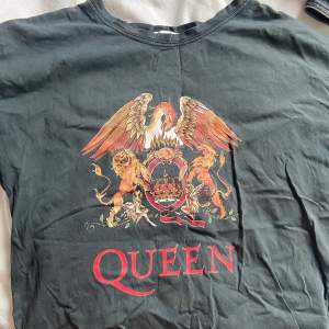 Så ball t shirt som klär upp en outfit! Ser lite vintage ut! Bra kvalitet och as snygg passform! Kan skicka bilder. Queen merch