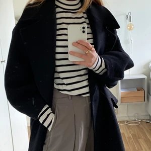 Randig turtleneck - Randig polotröja, använd ett par gånger. Jätte skönt material, fin till hösten eller på en kylig sommarkväll! 