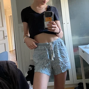 Tunna, ljusblåa mjukisshorts  - Säljer dessa SÅSÅSÅ sköna mjusisshortsen från BikBok som är oanvända! Funkar utmärkt att ha när man inte orkar klä upp sig! 💙 Köpare står för frakt 