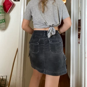 Espirit kjol - Säljer denna super sköna och snygga kjol från märket Espirit men köpt secondhand! Den är i fint skick och aldrig använd av mig. Skulle säga att den passar 38-40. Hör av dig vid funderingar eller fler bilder!🥰