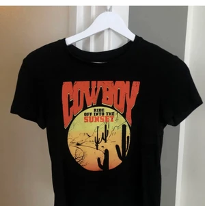 Tshirt Bershka - Tshirt i skönt material köpt här på plick men inte kommit till använding. Går över naveln på mig som är 165cm. 