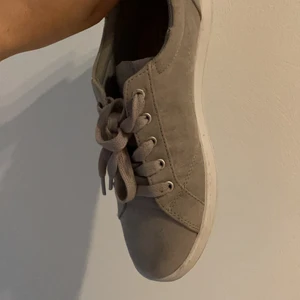 Gråa sneakers  - Gråa sneakers, använda 1 gång. Fint skick