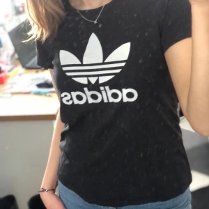 adidas t-shirt - svart adidaströja. i använt men gott skick 🖤 skriv om du har nå frågor eller vill se fler bilder
