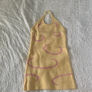 House of sunny-inspirerad klänning - Säljer denna superfina klänning som tyvärr var för kort på mig(jag är 176). House of sunny-inspirerad!