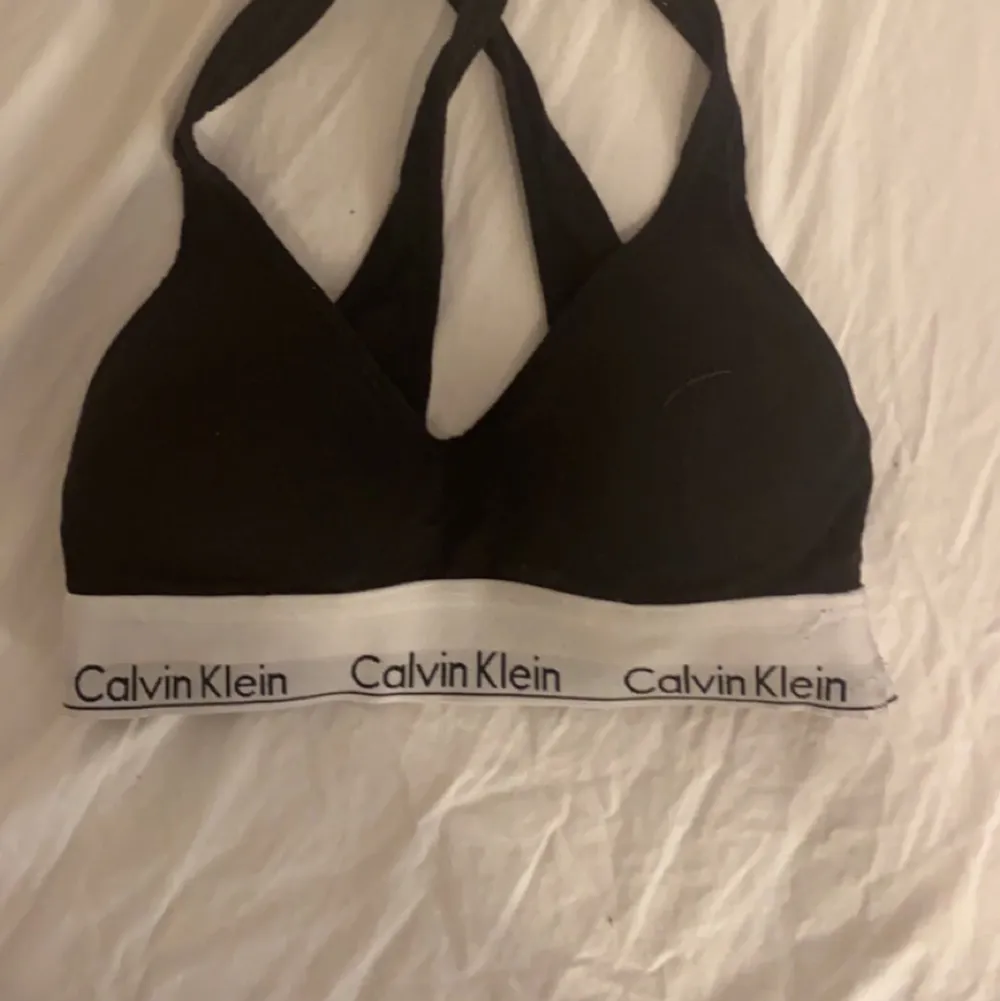 Säljer en Calvin Klein topp för jag inte andvönder den längre storlek xs, säljer den för 100+frakt som är 66kr. Övrigt.