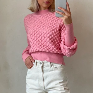 Unik tröja - Älskar denna tröja men tyvärr använder jag den för lite så någon annan får ta över den! Så himla cool och unik! Väldigt sparsam använd🤍