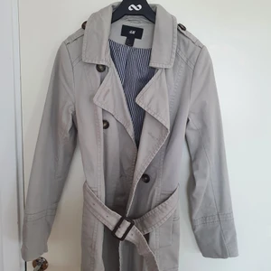 Fin Jacka! - Fin och skön jacka i beige. St 36 tyvärr för liten för mig. Fattas en knapp men det fixas snabbt för den händige. 250kr!! 