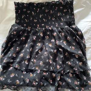 Super fin blommig kjol som knappt är använd, i nyskick⭐️ storlek S (Ordinarie pris 400kr) säljer för halva priset exklusive frakt pris kan diskuteras vid snabb affär