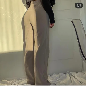 Mjukisbyxor - Jag säljer dessa gråa mjukisbyxorna från ida Carlsson x Madlady. Jag tycker dem är förkorta på mig som är 165, så skulle rekomendera till ca 160 cm!! Är den långa längden men är för korta av nån anledning:( de är inte så mycket använda, finns nog en liiiten mörkare fläck på framsidan, kan visa närmare om ni skriver privat🤍🤍 den första bilden är från idas instagram fast på dem beiga, jag säljer gråa