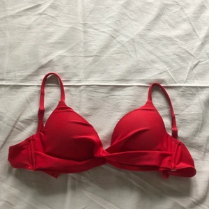 Röd bikini från Nelly - en sjukt snygg bikiniöverdel från nelly i bra skick! i stl 70C. köpt för 149kr och mitt pris 40kr inkl frakt☺️ hör av er vid frågor eller mer bilder. Buda från 40kr ellr köp direkt för 100kr!