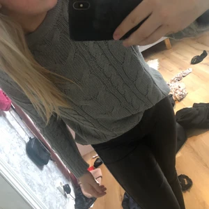grå stickad långärmad tröja. - En mysig och skön tröja som är skön att ha när man är hemma men funkar skit bra på skolan exempel, det är mycket snygg. Använder dock den inte så mycket därför säljer jag den. Storlek XS men funkar som S. Kan bytas..
