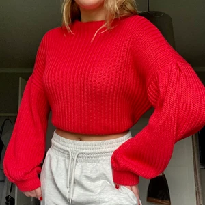 Stickad tröja  - Säljer denna fina stickade tröjan från nakd! Jättefint skick och så sjukt skön🌺 passar perfekt till sommaren! Plagget är L men skulle säga att den passar S-L beroende på vilken passform man vill ha❤️ (frakt tillkommer)