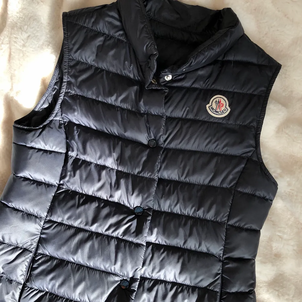 Moncler väst storlek 12 år men passar också en XS.. Övrigt.