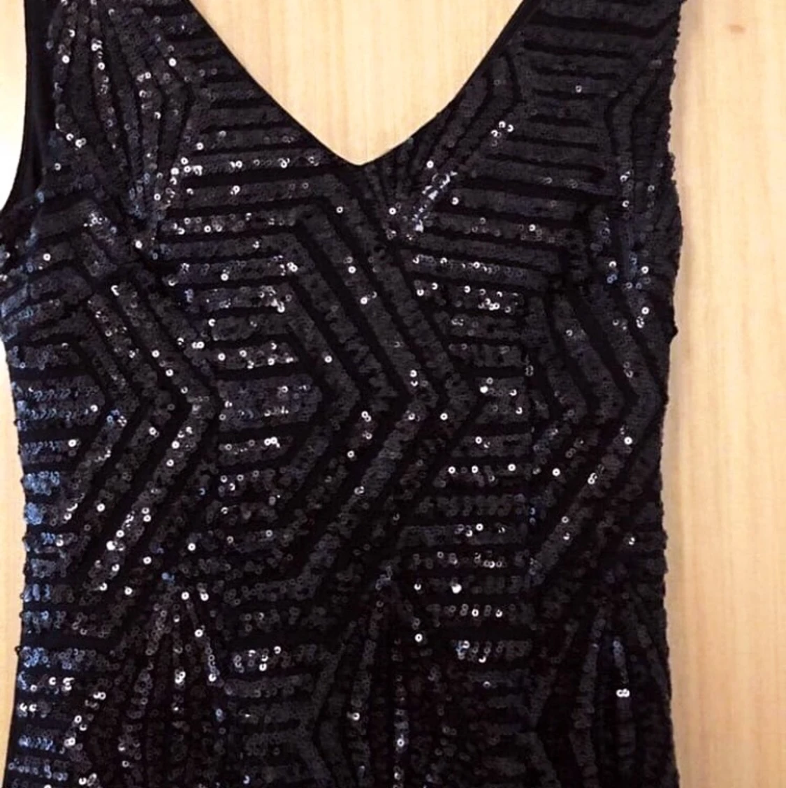 En lång svart glitter klänning köpt från Nelly. - 90