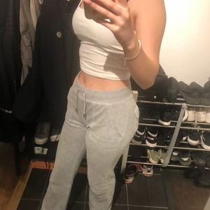 Helt nya Juicy couture bycor strlk S - Jätte fina Juicy couture byxor i storlek S. Jag har bara andvända dessa 4 gånger. Dem är i helt nytt skick och det är absolut inget fel på dem. Jag är 168 cm och säljer dem pågrund utav att jag inte hann byta dem. Jag beställde dem från Nelly.com, nypris 1000. Mitt pris är 800. Tveka inte på att höra av dig!💕