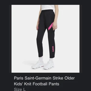 PSG - paris saint-germain strike fotbolls byxor - Helt oanvända, tunt och luftigt material som sitter bra vid midjan.                              Äkta med en fin och stark färg av neon rosa som detaljer.                                        I barnstorlek L men är korta. 147-158cm ord.pris-579kr