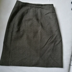 Grå pennkjol från Beyond Retro 💌 - Snygg, classy grå mönstrad pennkjol från Beyond Retro, använt den rätt så mycket men fortfarande i samma skick som när jag köpte den! Dvs bra kvalité :) skulle beskriva stilen som alternative cool grandma 👵😎 säljer pga blivit för liten tyvärr 💔 tror den hade passat både 38-39