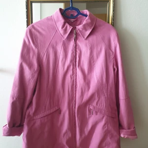 Vintage rosa kappa jacka - Säljer denna fin vintage rosa kappa/jacka med dragkedja och fickor på framsidan. Även innerficka! tror det är storlek 44. men det funkar att ha som oversized(jag har storlek 38 i jackor)  kan skickas annars finns i Malmö.