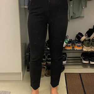 & Other Stories kostymbyxor  - Jättefina svarta kostymbyxor från & Other Stories med raka ben. Inga fickor baktill. Knäpps med hake, innerknapp och gylf framtill. Sparsamt använda och i väldigt fint skick. Storlek 36