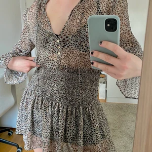 Sommarklänning  - säljer igen pga avbryten affär🕺 Säljer denna supersöta klänning från zara som är helt slutsåld och inte går att få tag på💞aldrig använd💞 kan lägga upp fler bilder efter förfrågan❣️ KAN SÄLJA FÖR BILLIGARE VID SNABB AFFÄR❣️ 