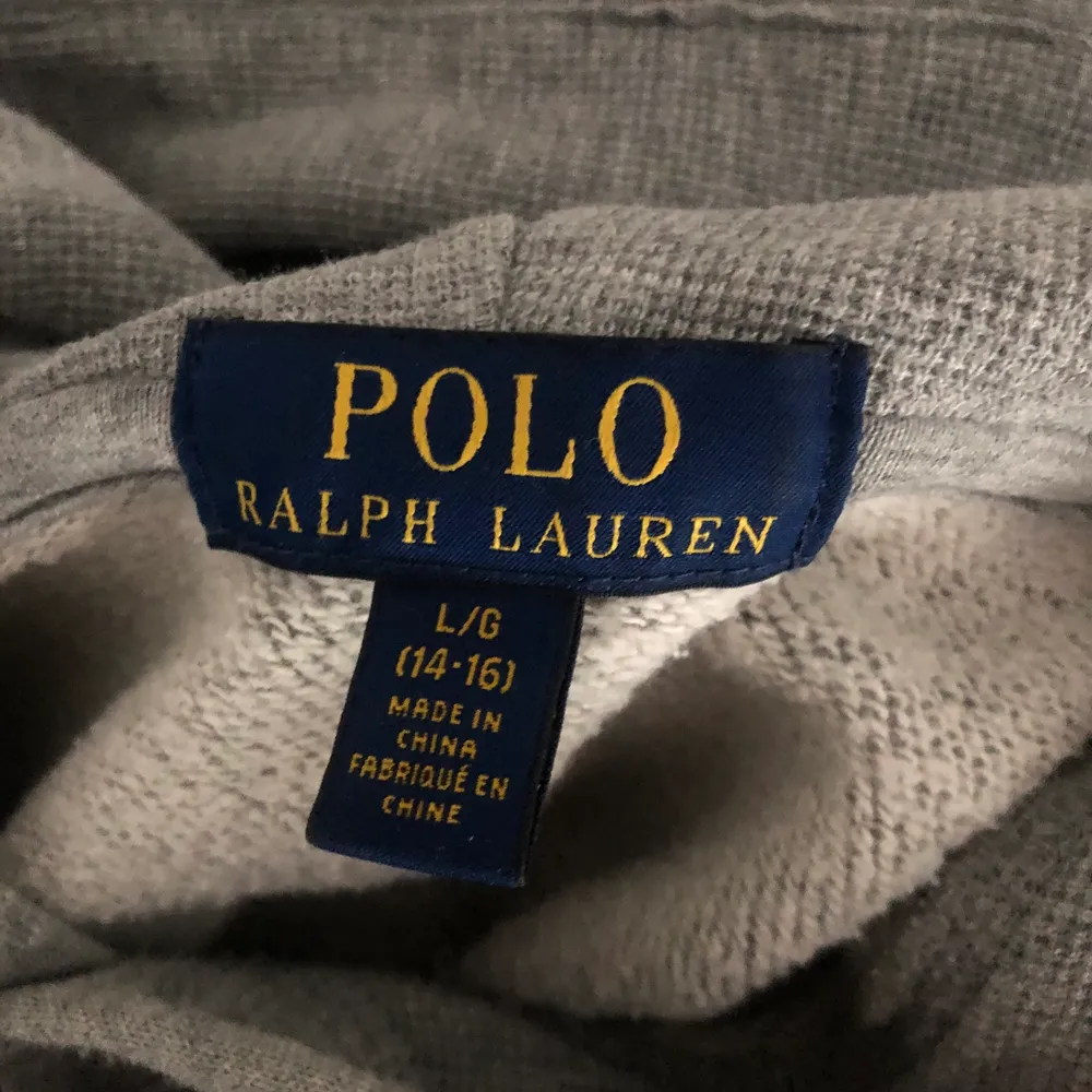 LÄGGER UT IGEN PGA OSERIÖS KÖPARE! Grå Ralph Lauren hoodie i strl L (14-16 barnstorlek). Sitter bra på mig som vanligtvis har S!  280kr + frakt. Hoodies.