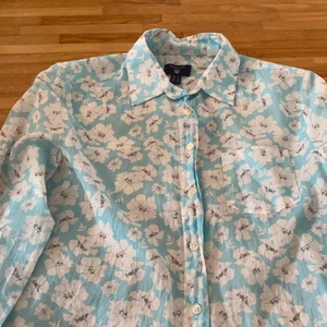 Gant blus - Somrig Gant blus. Stl. 34. Jättefint skick. Knappt använd, ca: 1 år. 
