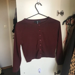 Röd kofta - Säljer min vinröda/lila kofta som jag har köpt begagnat. Har använt den många gånger men den är ändå i bra skick. Säljer p.g.a. den har krympt i tvätten så skulle säga att det är strl 34-36/XS! Kan också passa 38 bara lite tajt för min smak.