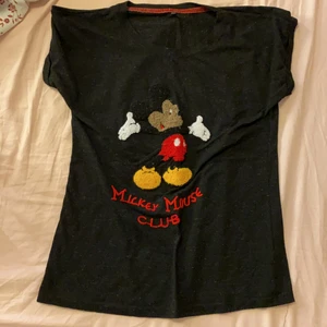 Ingen märke tröja  - Köpte den för lillasyster men den var stor på henne så hon har använt den för 2 gånger 