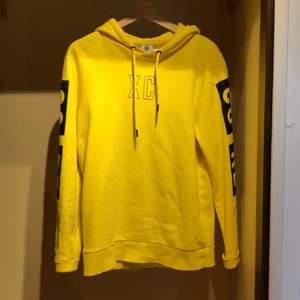 Gul hoodie från jack and Jones storlek M | Hör av er om ni har frågor!